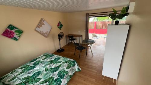 a room with a bed and a table with a table at Hiti Village G2 in Tikehau Airport