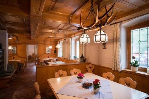 a dining room with a table and chairs at Gasthaus Posch in Miesbach
