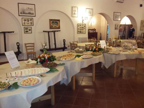 a group of tables with plates of food on them at Agriturismo Vignavecchia in Vignacastrisi