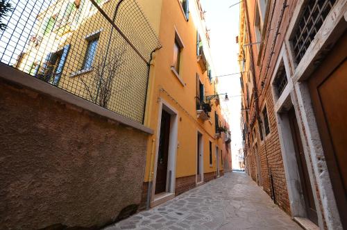 an empty alley in an alley between two buildings at BARBERA-Biennale in Venice