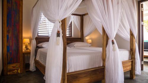 Postel nebo postele na pokoji v ubytování Windhoek Resort Bonaire