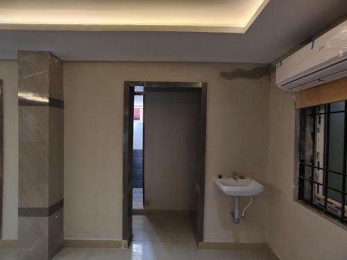 a bathroom with a sink and a mirror at Le DPS Viste in Rāyampālaiyam