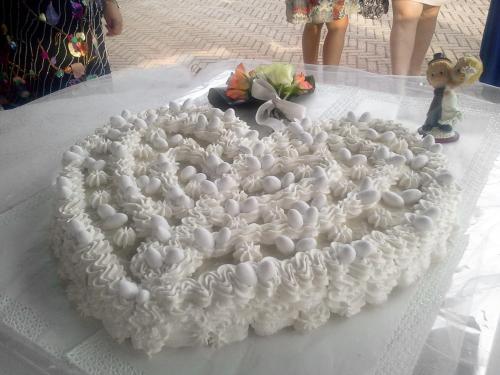 a white cake with a flock of sheep on a table at Locanda degli Ulivi in Arcugnano