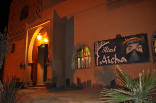 un edificio con una pintura a un lado. en Riad Aicha & Camel Trekking, en Merzouga