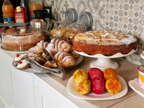 ein Tisch mit vielen verschiedenen Gebäcksorten und Kuchen in der Unterkunft B&B Donna Teresa in Agrigento