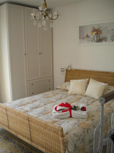 una camera da letto con un letto con un fiocco rosso sopra di la casetta del nonno ad Arcola