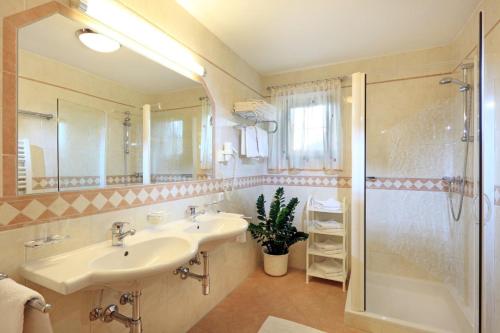 a bathroom with a sink and a shower at Appartements Metzgerhof in Niederau