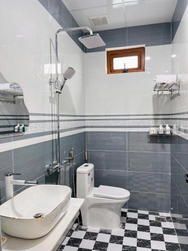 a bathroom with a toilet and a sink and a shower at SUN Homestay Vĩnh Hy in Vĩnh Hy
