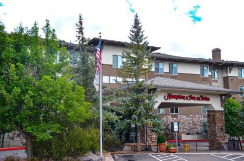 a hotel with an american flag in a parking lot at Hampton Inn & Suites Flagstaff - West in Flagstaff