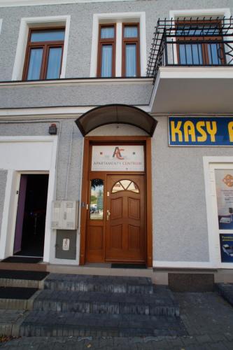Eine Fassade oder ein Eingang zu Apartamenty Ostrowiec - Pokoje Gościnne Centrum