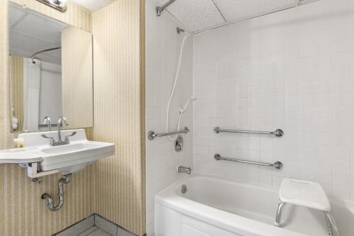 y baño con lavabo, aseo y bañera. en Days Inn by Wyndham Bridgewater Conference Center, en Bridgewater