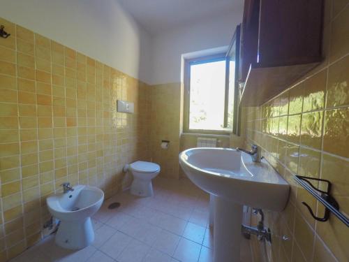 a bathroom with a sink and a toilet at Salisù Country House in Mignano Monte Lungo