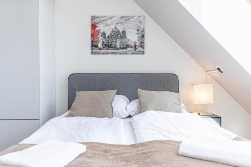 10-Min Walk to Hauptbahnhof, Cozy Private Rooms with AC, TV & WIFI