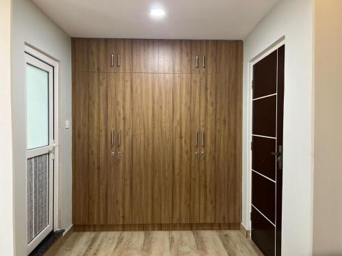 ポカラにあるSabhya Prestigeの部屋にある木製の戸棚が付いたクローゼット