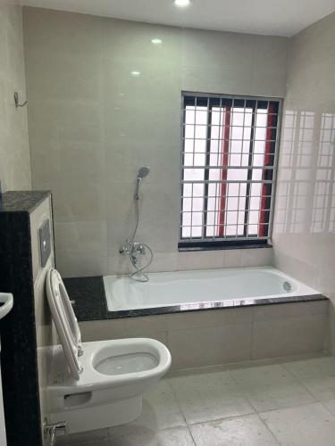 Sabhya Prestige في بوخارا: حمام مع مرحاض وحوض استحمام