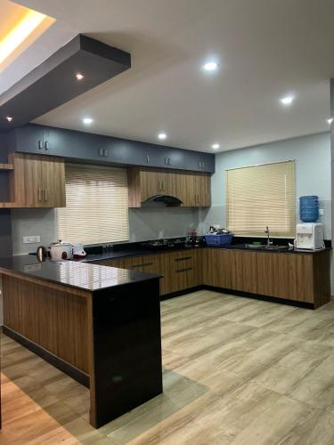 Sabhya Prestige في بوخارا: مطبخ كبير بخزائن خشبية وسطح عمل