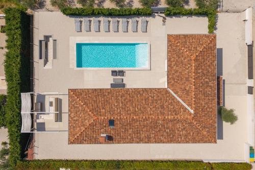 The Red Roof House - King Beds - Pool