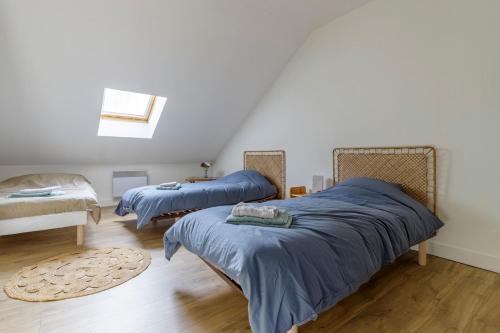 a bedroom with two beds with blue sheets at Cœur Historique, Duplex pour 5 in Issoudun