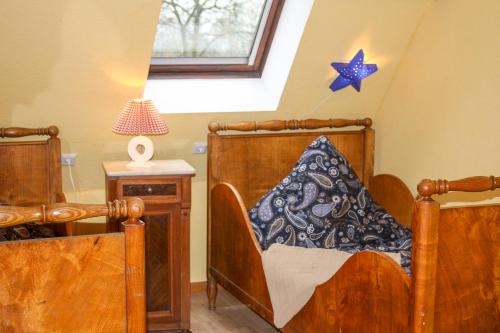 a bedroom with a bed and a star on the wall at Im Obsthaus 9 in Göhl