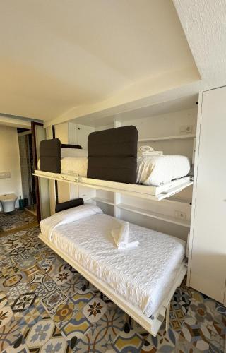 a room with two bunk beds and a carpet at Moscatel - Harbor's Light in Villajoyosa