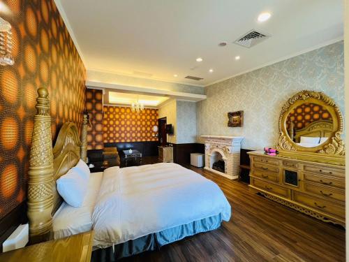 a bedroom with a bed and a mirror and a fireplace at Huis Ten Bosch in Ren'ai