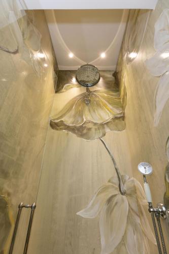 a room with a flower on the ceiling at Lo Studiolo Fiesole in Fiesole