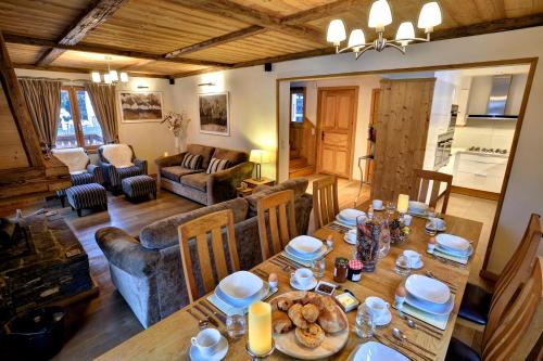 un salon avec une table avec de la nourriture dessus dans l'établissement Chalet Cristalliers - 5 Bedroom luxury chalet in central Chamonix with log fire and hot tub, à Chamonix-Mont-Blanc