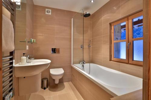 Bathroom sa Chalet Cristalliers - 5 Bedroom luxury chalet in central Chamonix with log fire and hot tub