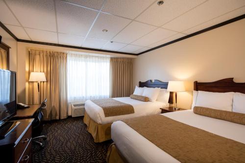 Prestige Oceanview Hotel Prince Rupert tesisinde bir odada yatak veya yataklar