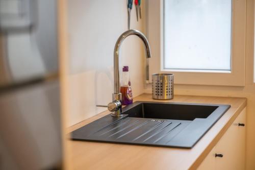 Hollywood 9 People - KHbnb center