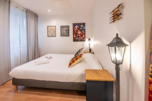 Hollywood 9 People - KHbnb center