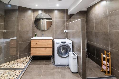 Hollywood 9 People - KHbnb center