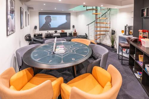 Hollywood 9 People - KHbnb center