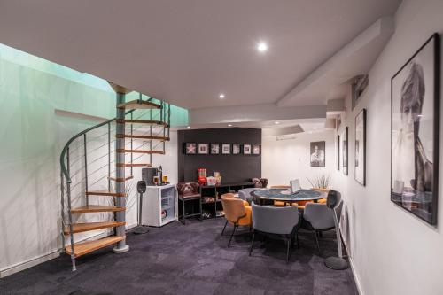 Hollywood 9 People - KHbnb center