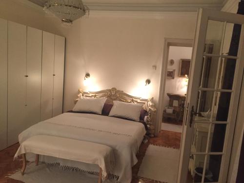 Apartment Baroque في بلغراد: غرفة نوم بسرير ولحاف ابيض