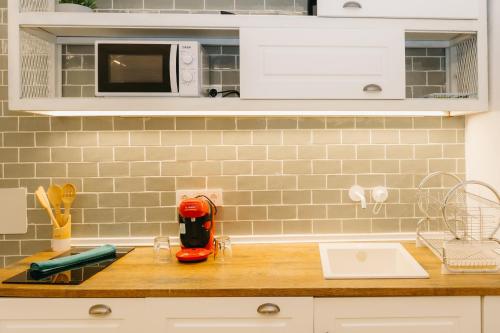 a kitchen counter with a red appliance on a counter top at Lambrusco - Harbor's Light in Villajoyosa