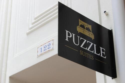 un cartel en el costado de un edificio en Puzzle Suites B&B, en Figueira da Foz