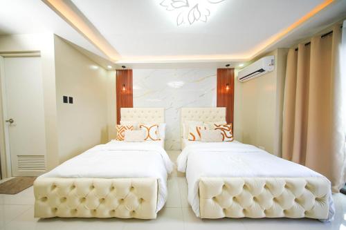 two beds sitting next to each other in a bedroom at Alpine Villas at Crosswinds Tagaytay Casa de Vela in Tagaytay
