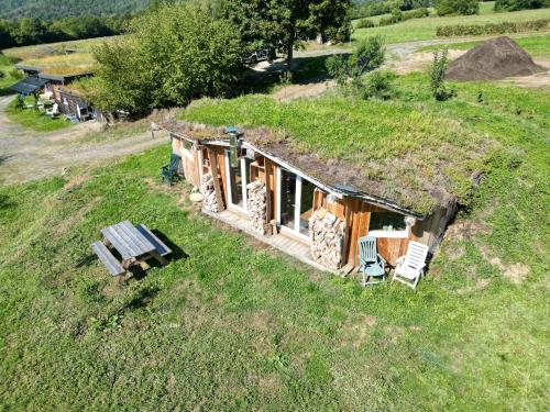 une vue aérienne d'une petite maison sur une colline dans l'établissement Le Pré Soutro, à Arches