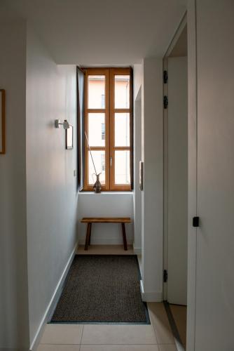 un couloir avec un banc et une fenêtre dans l'établissement La Plâtrière, au Puy-en-Velay