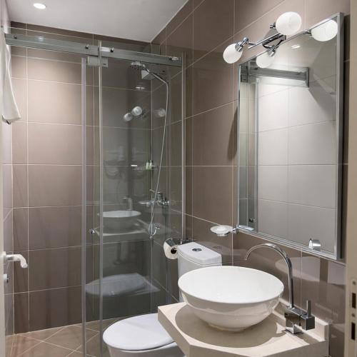 Koupelna v ubytování Arber Hotel