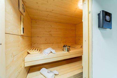 a wooden sauna with a bench in a room at Gästehaus Hopfenperle in Spalt