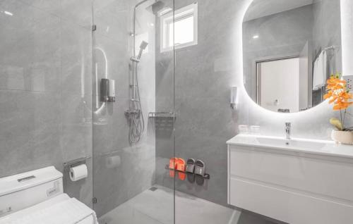 a bathroom with a shower and a sink and a mirror at 63 Jomtien Beach villa วิลล่าใกล้หาดจอมเทียน 這棟別墅距離海灘不遠 in Jomtien Beach