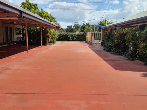 an empty sidewalk in front of a building at Cascade Motel In Townsville in Townsville