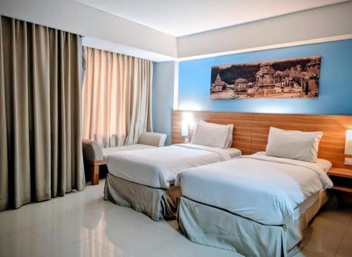 a room with two beds in a hotel room at Sahid Mutiara Karawaci in Tangerang