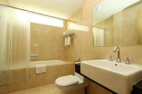 Koupelna v ubytování Triniti Hotel Jakarta