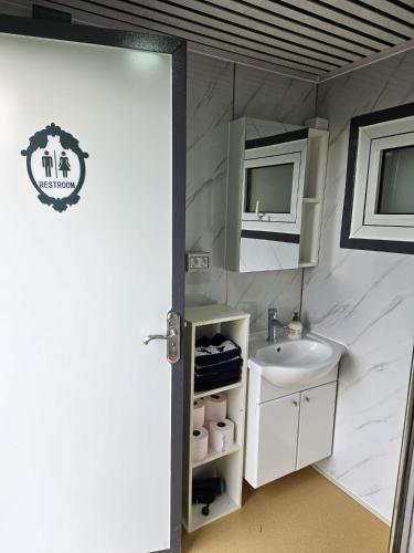 a bathroom with a sink and a mirror at Glamping met paarden in Nieuwerkerken