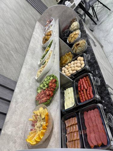 un tavolo con molti tipi diversi di cibo su di esso di ReveL HoteL a Tashkent