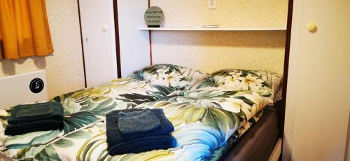a bed with two towels on top of it at Bed and Breakfast Op het Broek in Harfsen