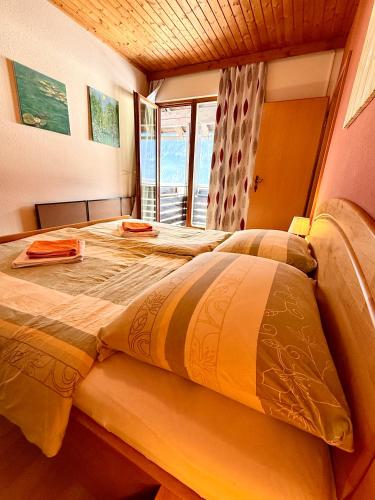 a large bed in a room with a window at Ferienwohnungen Pernull in Waidegg